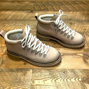 Eddie Bauer K-6 Boot. Cream. Women’s size 8